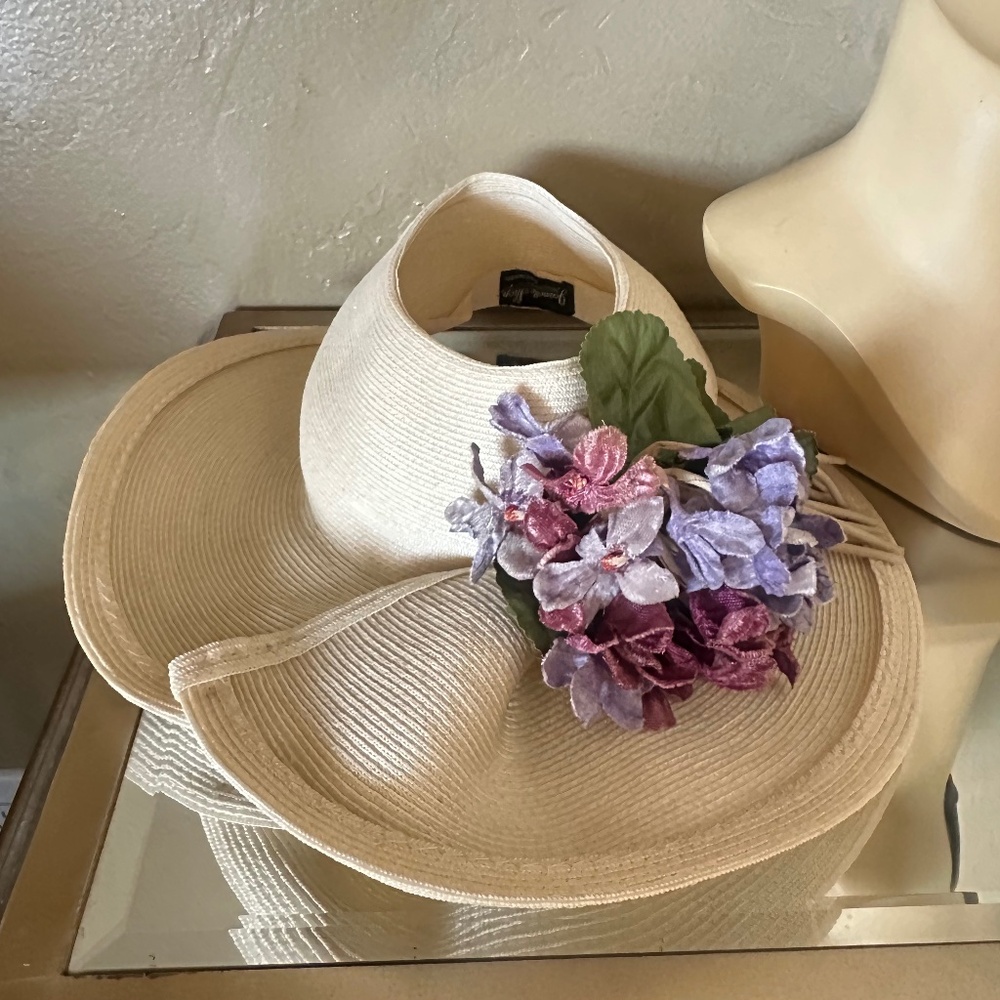 GRACEFUL 1940s' IVORY STRAW OPEN CROWN HAT WITH FOLDED BRIM & FABRIC FLOWERS - Picture 10 of 12
